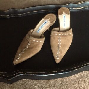 I am selling an adorable pair of Manolo Blahnik heels. Never worn.